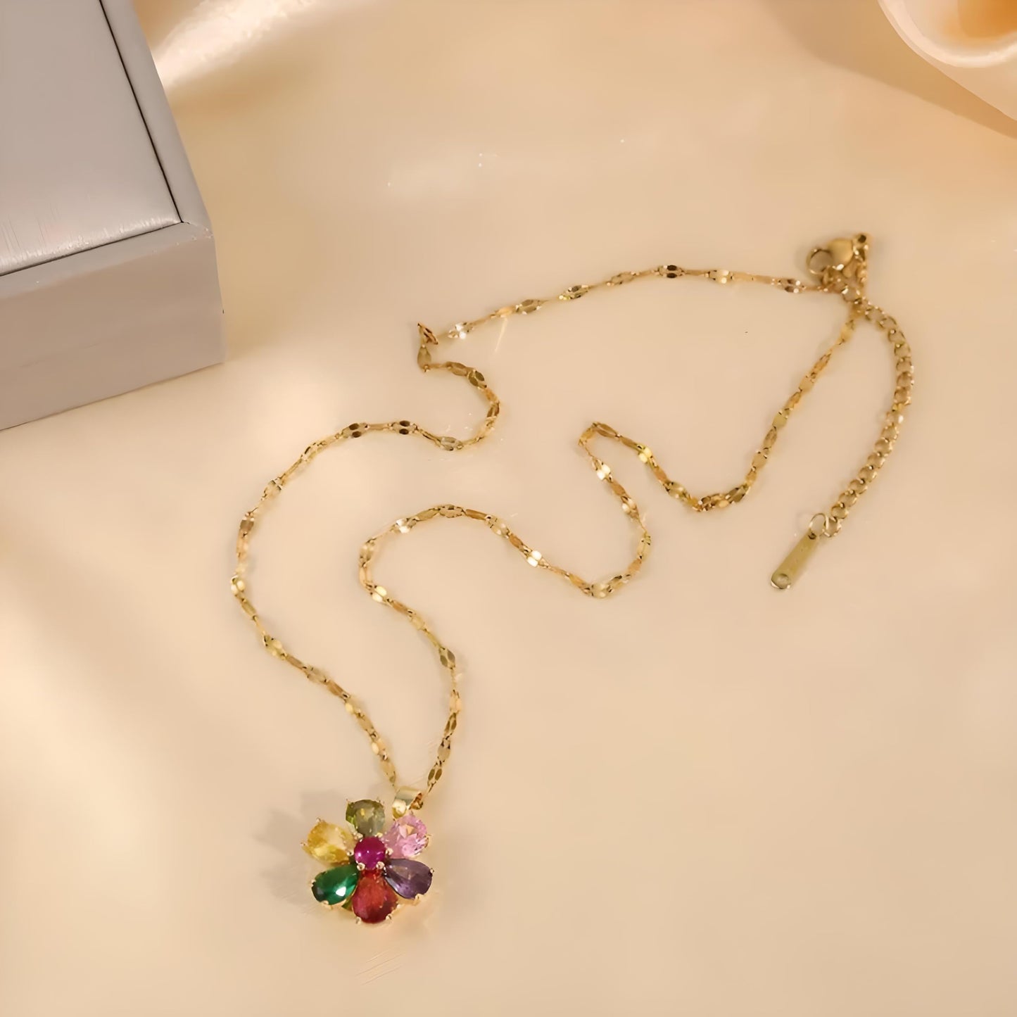 SUPAC Exquisite 360° Rotatable White Blossom Pendant Necklace - Fashion Decompression Jewelry with Adjustable Chain - Birthday Gift for Women, Lovers, Friends, and Family