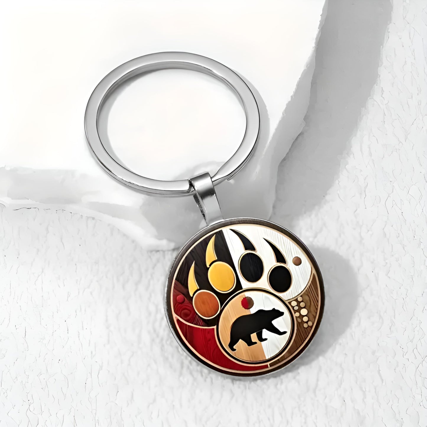 SUPAC 1pc Unique Bear With Forest Background Shaped Metal Keychain - Fashionable Circular Animal Keyring for Men and Friends
