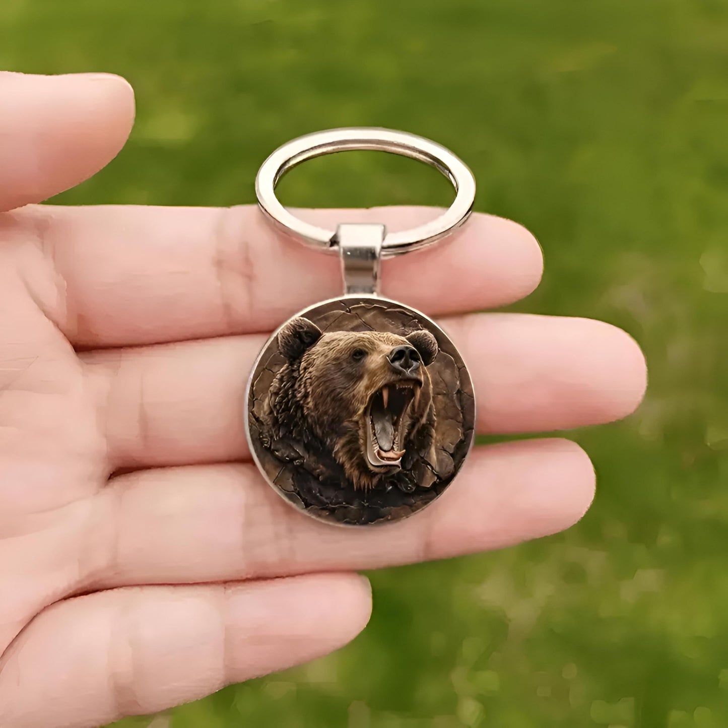 SUPAC 1pc Unique Bear With Forest Background Shaped Metal Keychain - Fashionable Circular Animal Keyring for Men and Friends